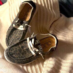 Make an offer!! Women’s size 6 HeyDudes